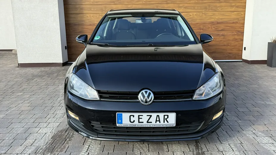 VOLKSWAGEN Golf -