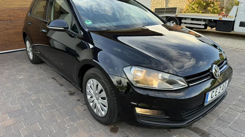 VOLKSWAGEN Golf -