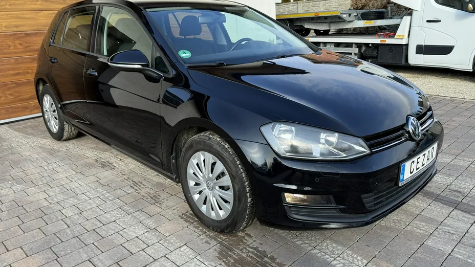 VOLKSWAGEN Golf -