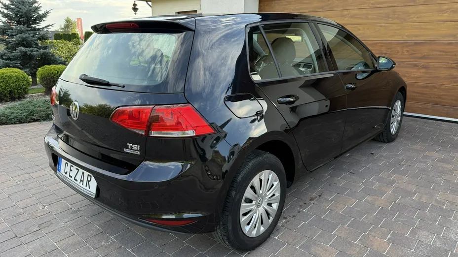 VOLKSWAGEN Golf -