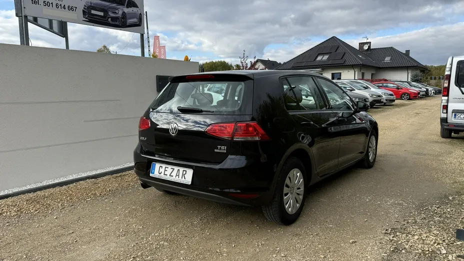 VOLKSWAGEN Golf -