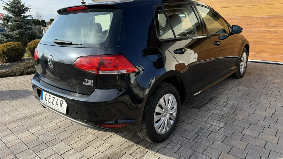 VOLKSWAGEN Golf -