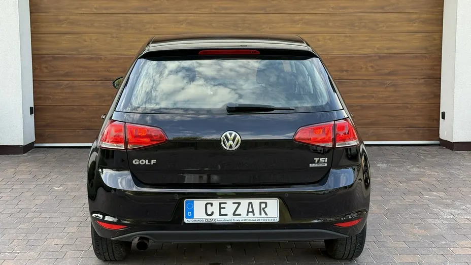 VOLKSWAGEN Golf -