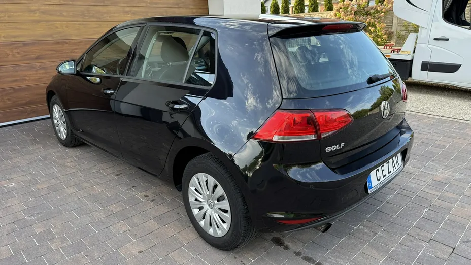 VOLKSWAGEN Golf -