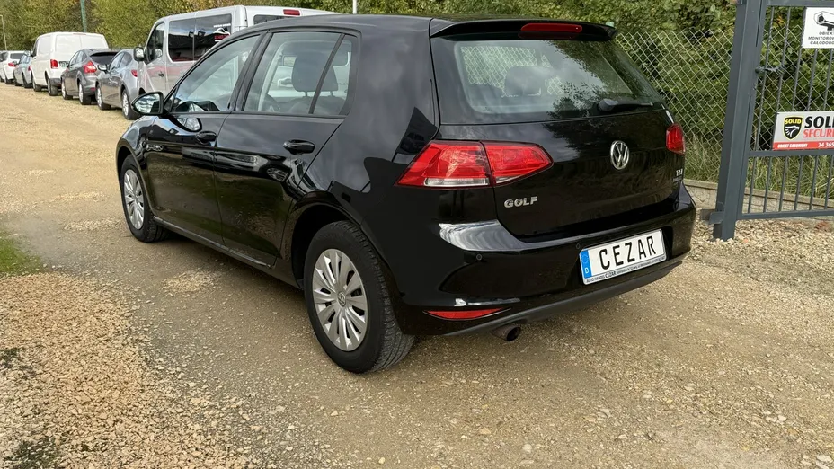 VOLKSWAGEN Golf -