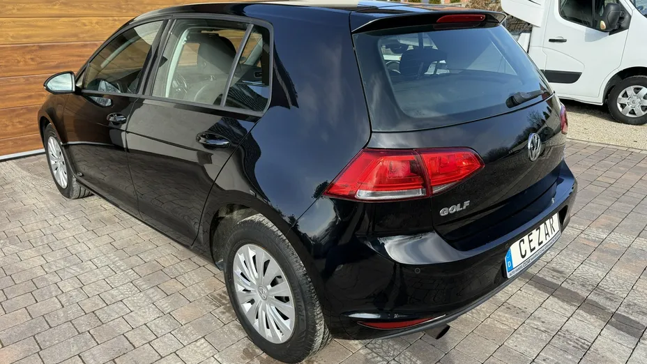 VOLKSWAGEN Golf -