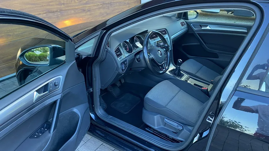 VOLKSWAGEN Golf -