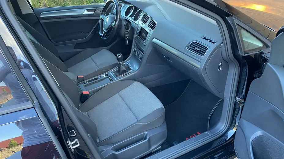 VOLKSWAGEN Golf -