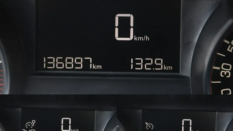 PEUGEOT 208 -
