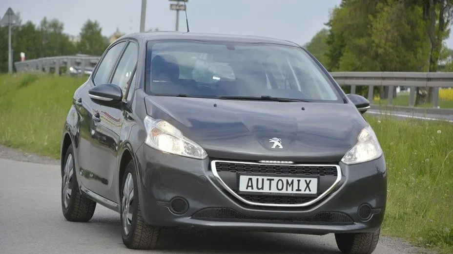PEUGEOT 208 -