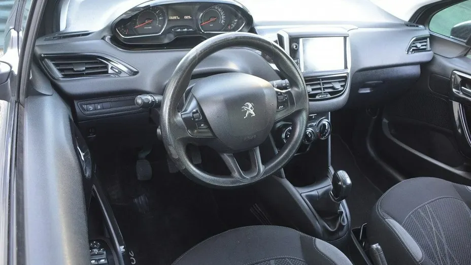 PEUGEOT 208 -