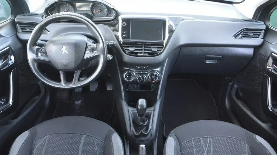 PEUGEOT 208 -