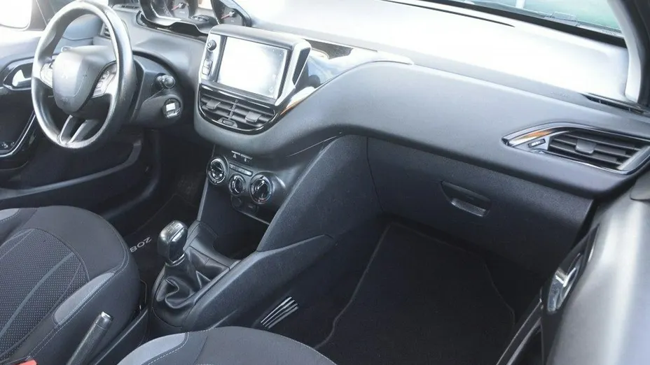 PEUGEOT 208 -