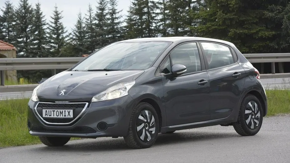 PEUGEOT 208 -