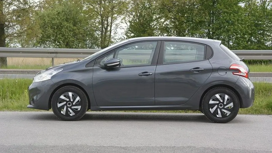 PEUGEOT 208 -
