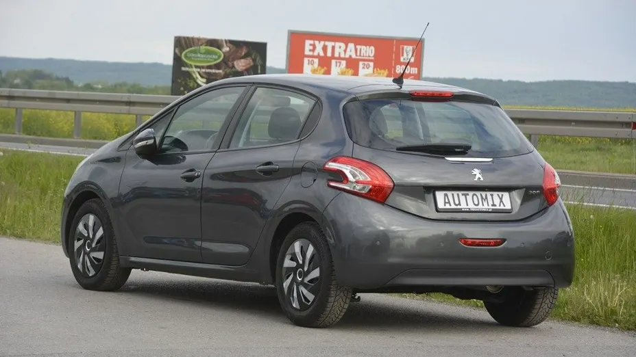 PEUGEOT 208 -