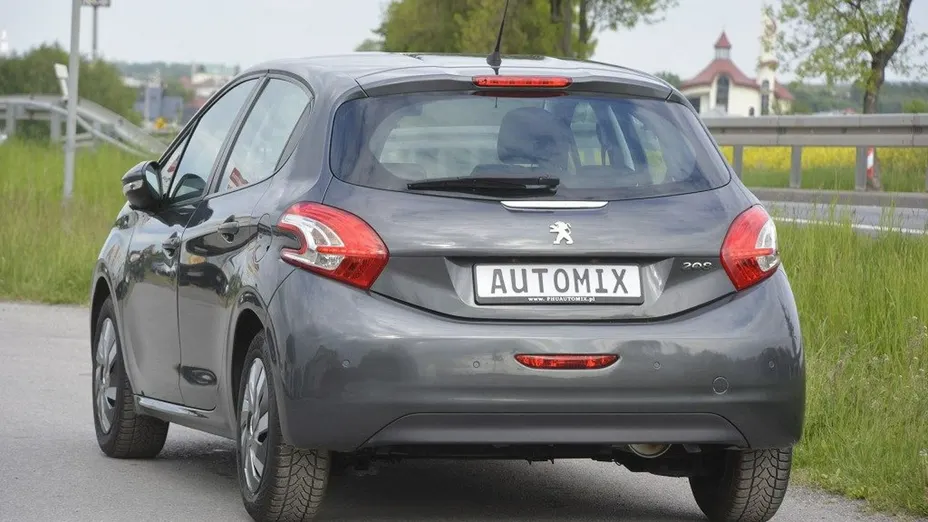 PEUGEOT 208 -
