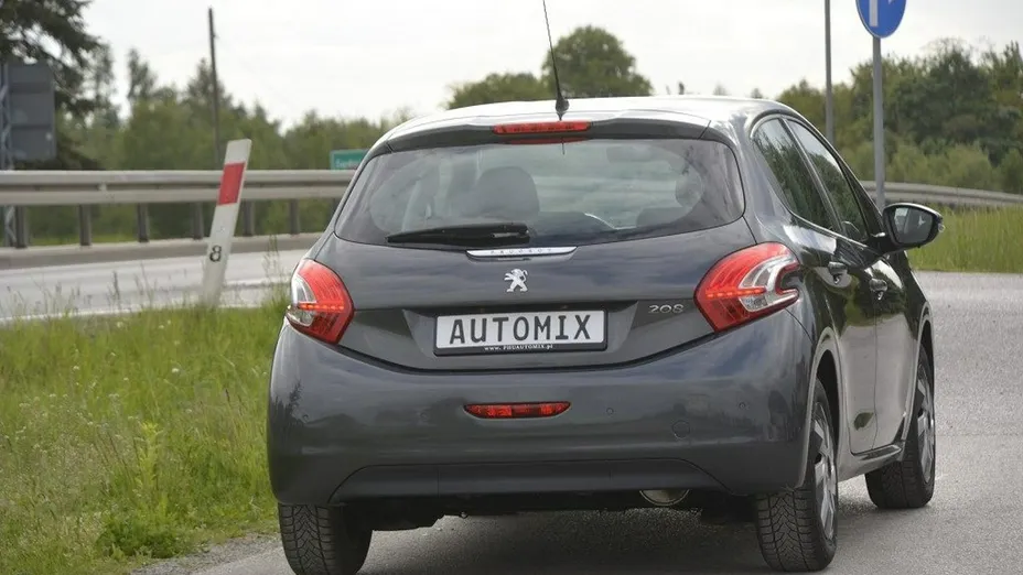 PEUGEOT 208 -