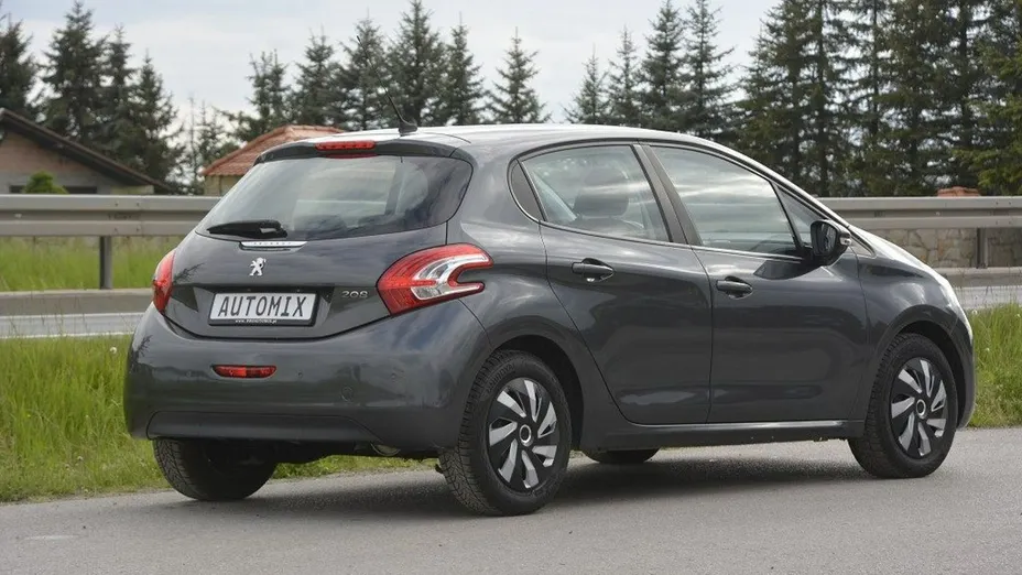 PEUGEOT 208 -