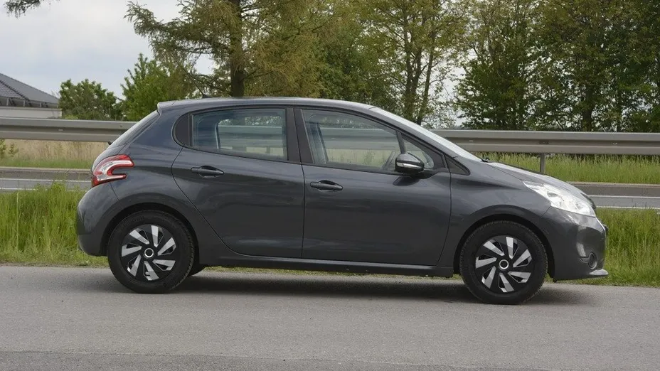 PEUGEOT 208 -
