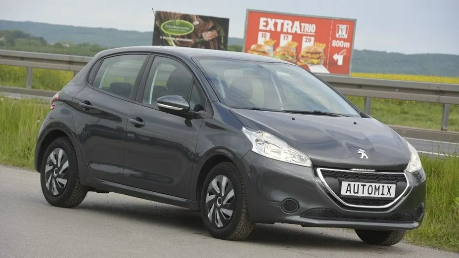 PEUGEOT 208 -