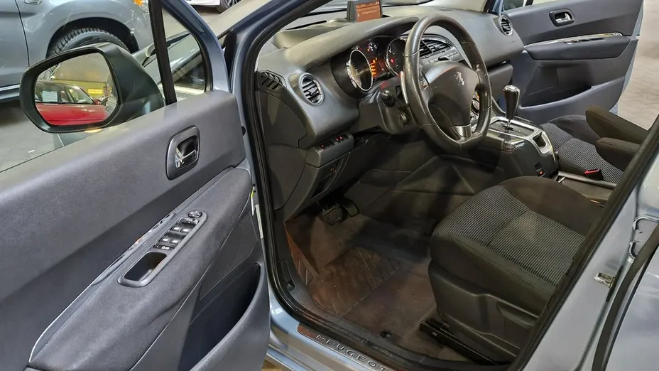 PEUGEOT 5008 -