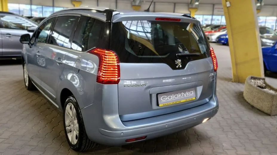 PEUGEOT 5008 -