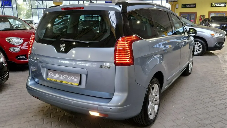 PEUGEOT 5008 -