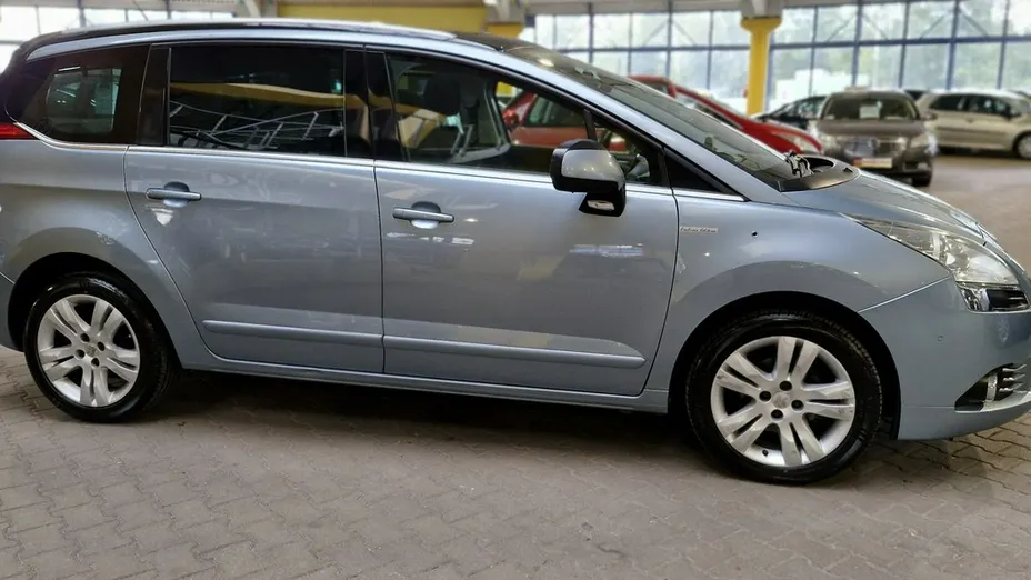 PEUGEOT 5008 -