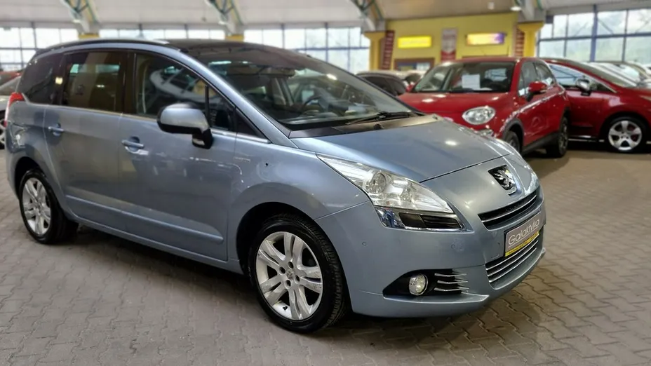 PEUGEOT 5008 -
