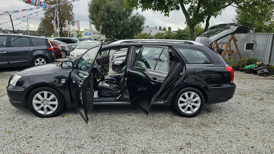 TOYOTA Avensis -