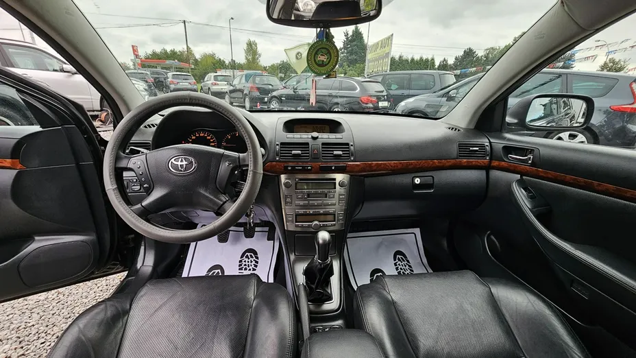 TOYOTA Avensis -