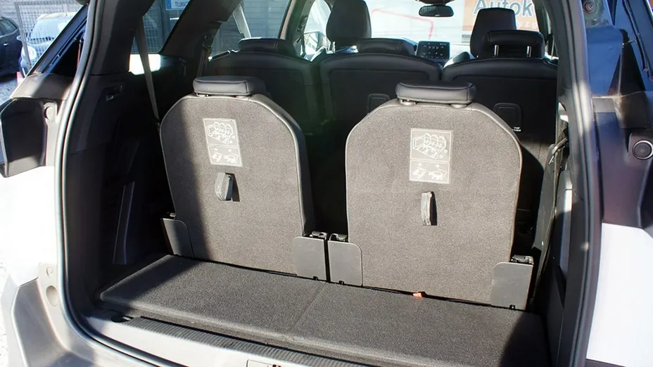 PEUGEOT 5008 -