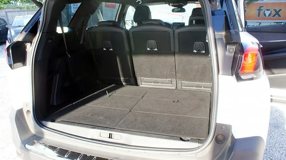 PEUGEOT 5008 -