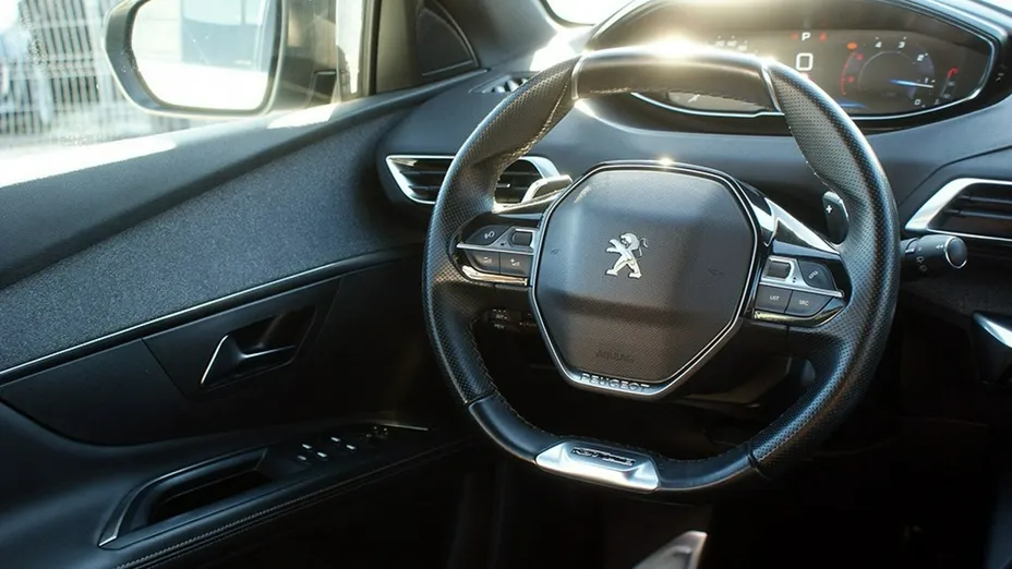 PEUGEOT 5008 -