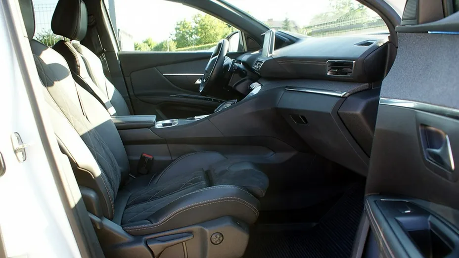 PEUGEOT 5008 -