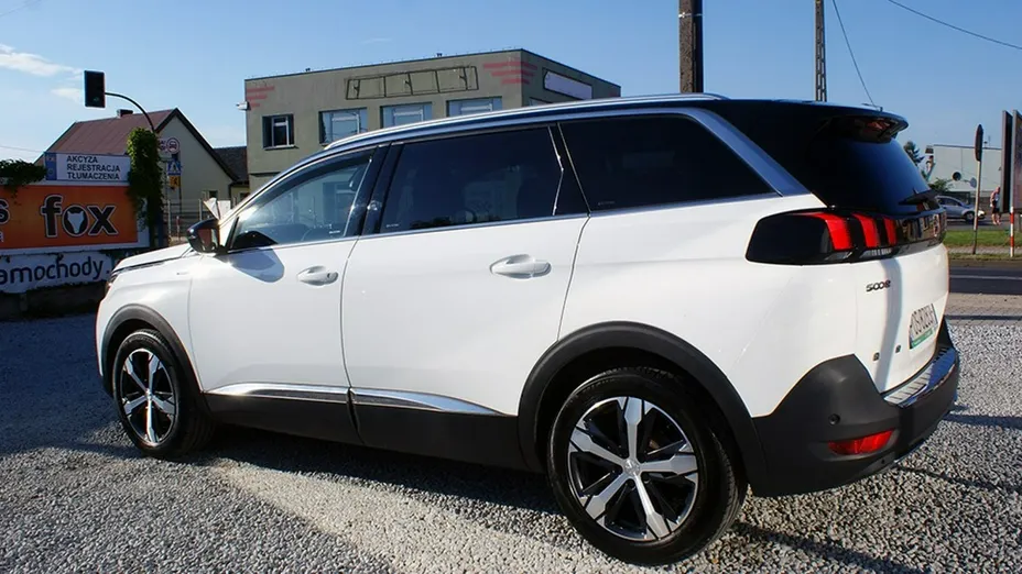 PEUGEOT 5008 -