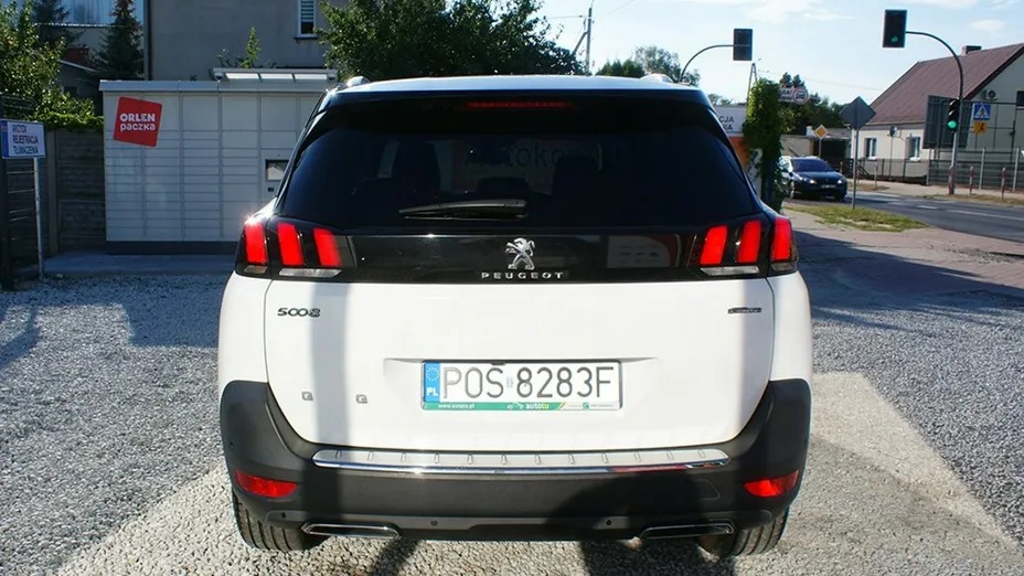 PEUGEOT 5008 -