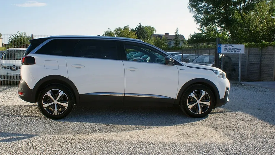 PEUGEOT 5008 -