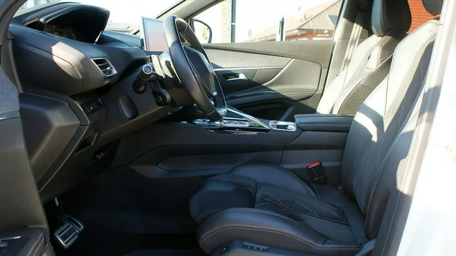 PEUGEOT 5008 -