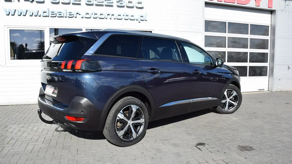 PEUGEOT 5008 -