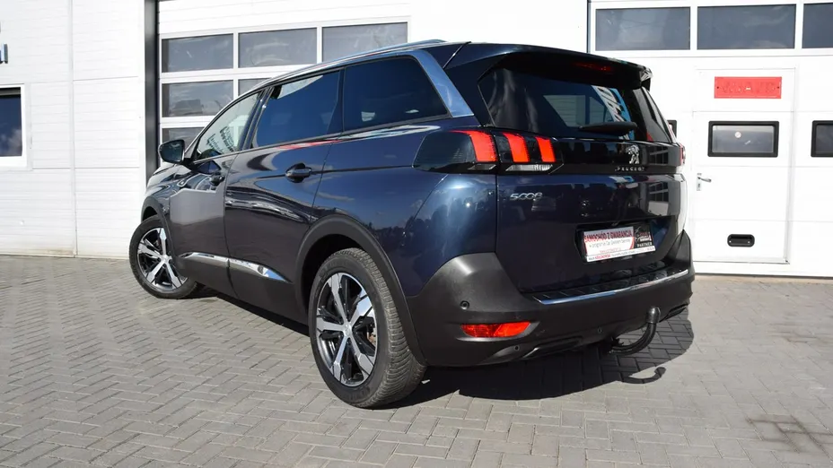 PEUGEOT 5008 -