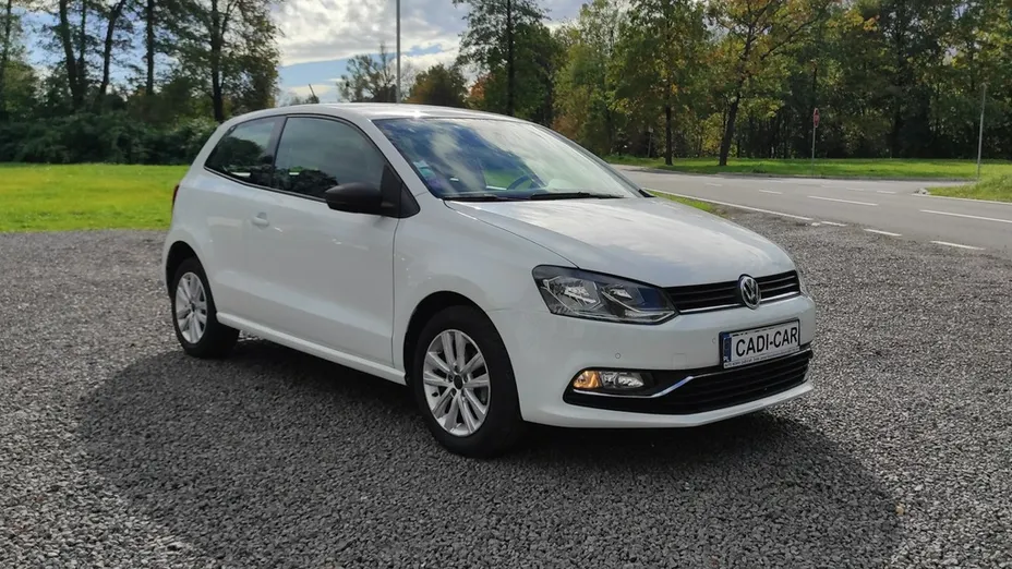 VOLKSWAGEN Polo -