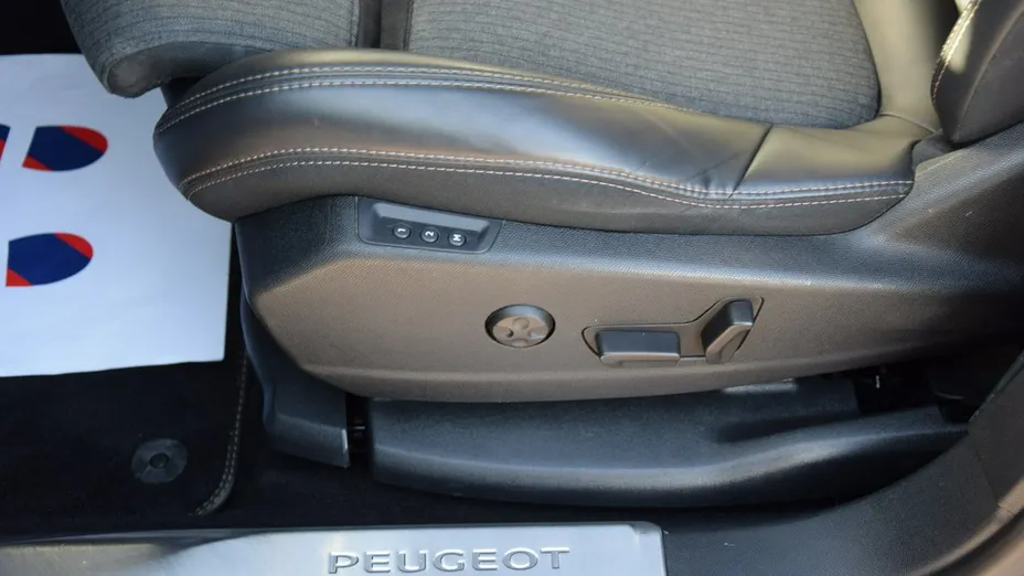 PEUGEOT 3008 -