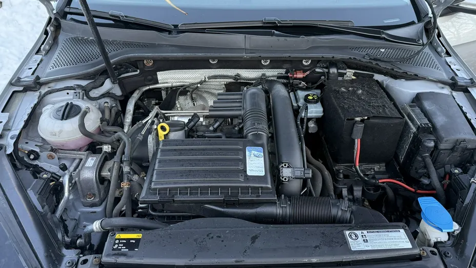VOLKSWAGEN Golf -