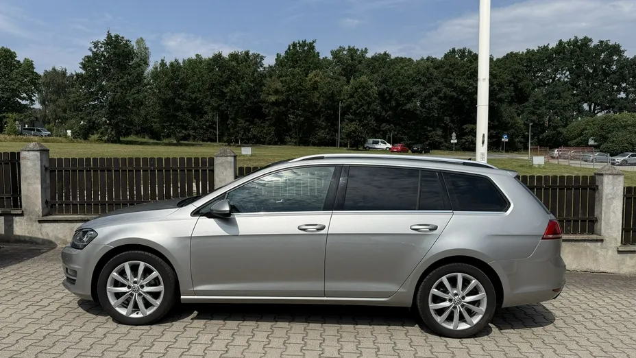 VOLKSWAGEN Golf -