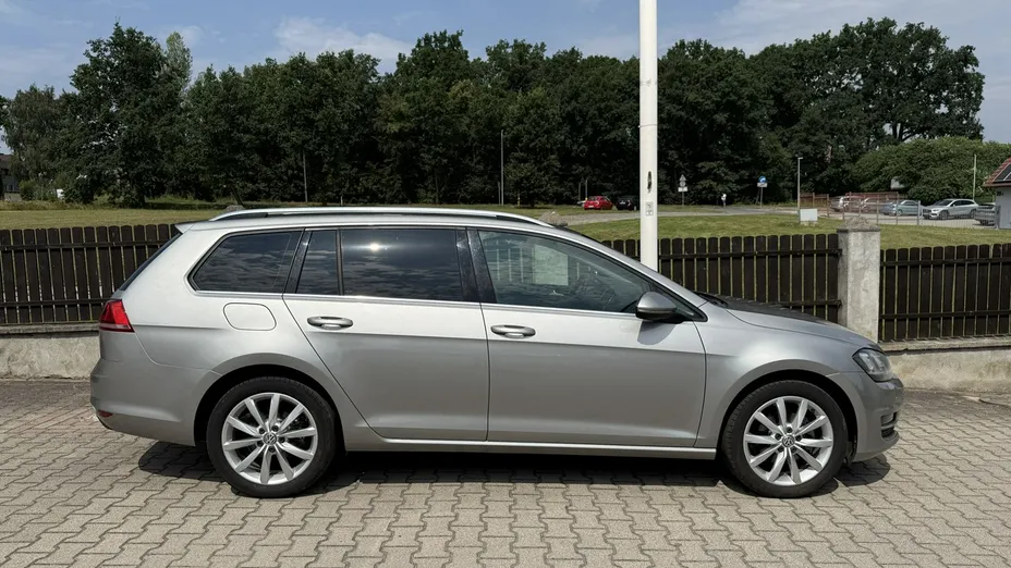 VOLKSWAGEN Golf -