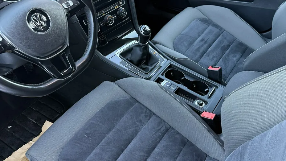 VOLKSWAGEN Golf -