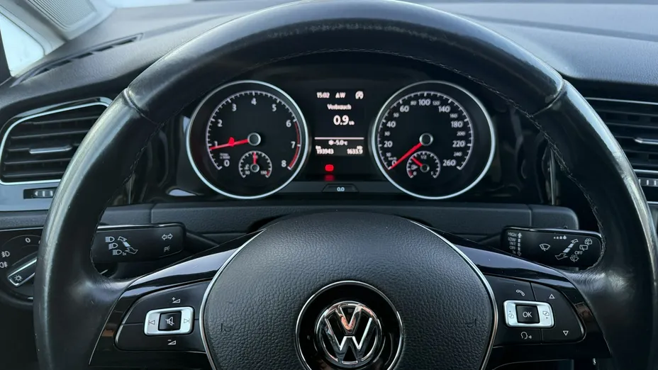 VOLKSWAGEN Golf -
