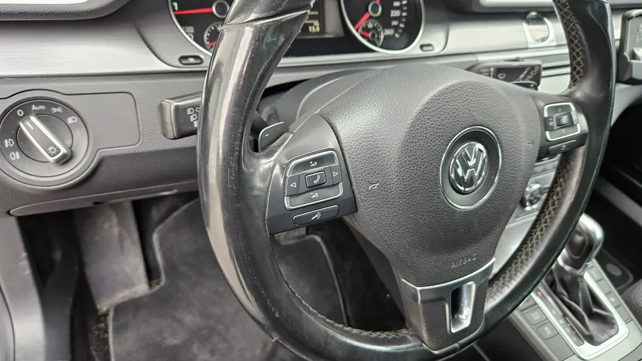 VOLKSWAGEN Passat -